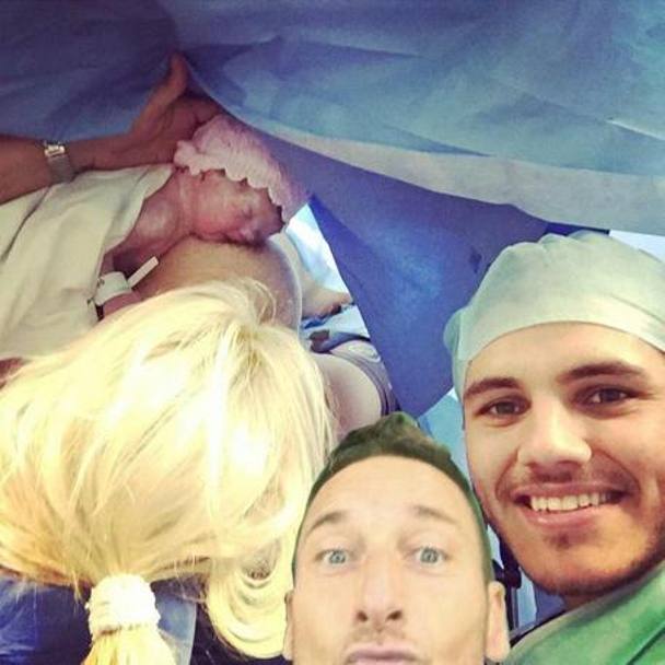 Ecco l&#39;immancabile selfie di Francesco Totti in sala parto (Twitter)